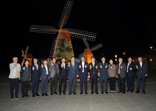 지난 25일 유림공원에서 ‘혜윰나잇’ 행사가 개최된 가운데, 정용래 유성구청장(오른쪽, 일곱 번째)과 참석자들이 기념촬영