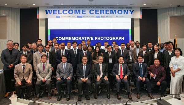 국토교통부 글로벌 철도연수(석사)과정 위탁운영 진행 단체사진