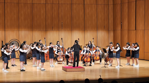 25일 충남학생음악축제에서 공주여중 현악부 학생들이 연주를 하고 있다