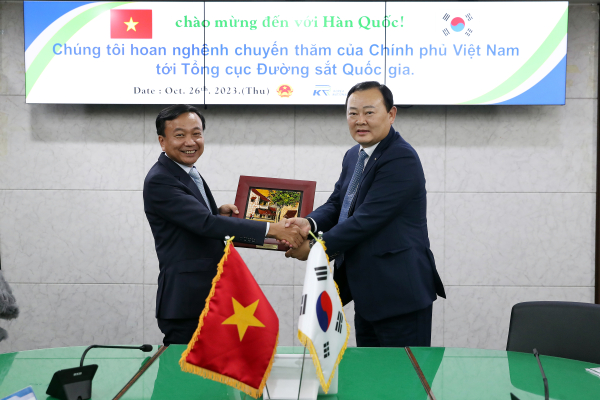 국가철도공단 임종일 부이사장(오른쪽)이 응웬 단 후이 베트남 교통부 차관(왼쪽)과 지난 26일 철도공단 본사에서 면담 후 기념촬영을 하고 있다.