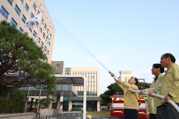 27일 전 직원 대상, 둔산소방서 샘머리 119안전센터와 연계한 합동소방훈련 진행 모습