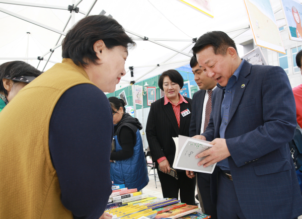 27일 보라매공원에서 열린 알뜰도서 무료교환 및 도서 바자회 행사 사진