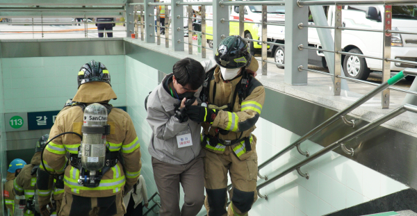 대전도시철도 1호선 갈마역에서 27일 진행된 안전한국훈련에서 119구조대원들이 시민들을 대피시키고 있다
