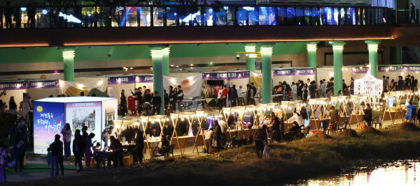 지난 27~29일 열린 대전 동구 문화재 야행을 찾은 시민들이 체험부스 등 행사를 즐기고 있다.