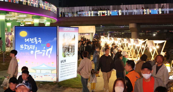 ​지난 27~29일 열린 대전 동구 문화재 야행을 찾은 시민들이 체험부스 등 행사를 즐기고 있다.​