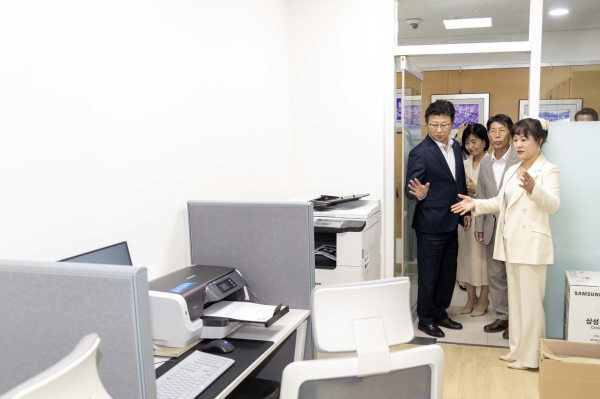 최충규 대덕구청장(사진 왼쪽)이 송촌컨벤션센터 2층에 개소한 ‘송촌동 다함께 돌봄센터 2호점’ 내부를 둘러보고 있다.