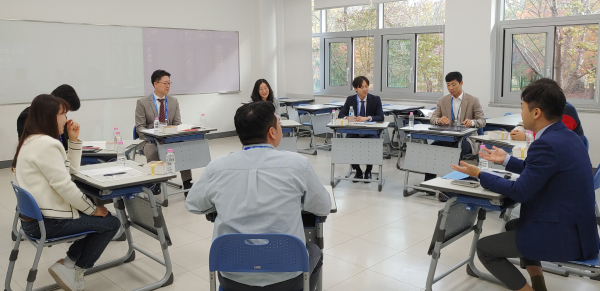 지난 27일 충남삼성고에서 열린 수업, 교육활동 공유의 날에서 참석 교원들이 특색있는 수업에 대한 모둠토의를 하고 있다