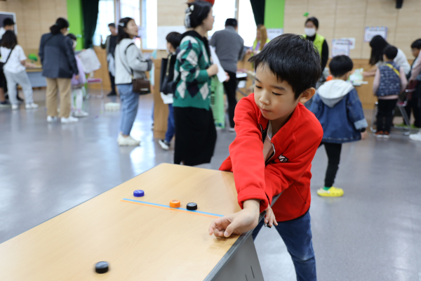 병뚜껑 알까기 참여아동 모습