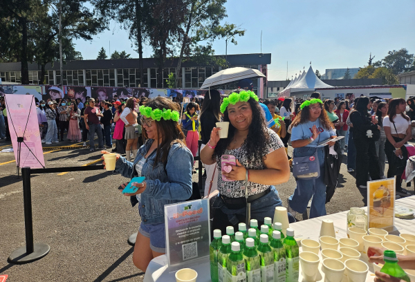 K-푸드 시식 행사에 참여하는 멕시코 현지인 행렬