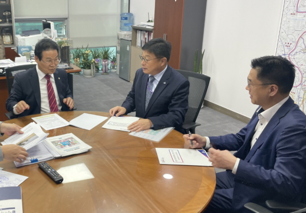 김용판 국회 행정안전위원회 간사 등 면담 중인 이승원 부시장