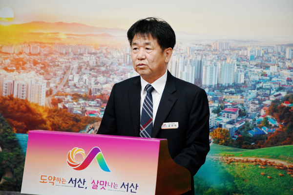 1일 시청 브리핑룸에서 김희태 정신보건위생과장이 브리핑을 하는 모습