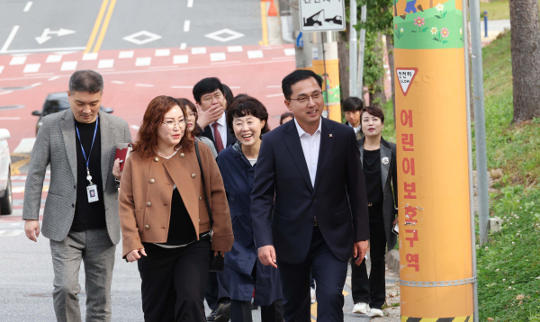 용운중학교를 방문한 박희조 동구청장