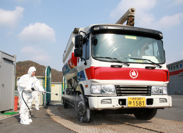 1일, 우명동 거점 소독시설에 방문한 서철모 서구청장