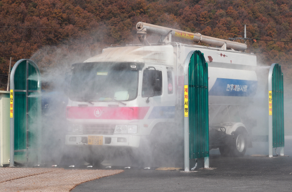 1일, 우명동 거점 소독시설에 방문한 서철모 서구청장