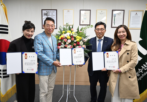 감사장 전달식 * 한국농수산식품유통공사 김춘진 사장(우측2번째), (사)세계한인무역협회 노성희 사업담당 부회장(좌측1번째), 이종원 차세대담당 부회장(좌측2번째)