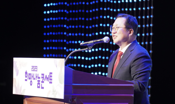 이장우 대전시장이 2023 희망나눔콘서트에 참석해 복지만두레 회원들에게 감사의 인사를 전하고 있다.