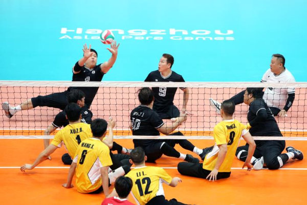 이충재 선수(검은옷 왼쪽 첫 번째 선수)