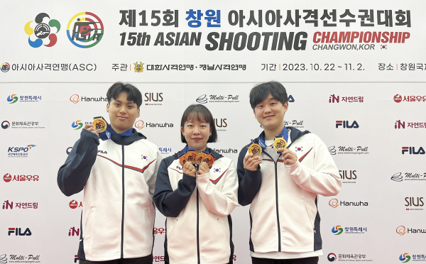 제15회 창원 아시아사격선수권대회에서 획득한 메달을 들고 기념사진을 찍는 모습(왼쪽부터 방재현, 이은서, 최보람 선수)