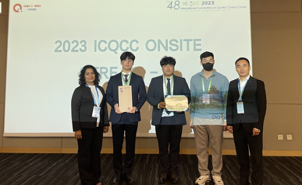 품질분임조가 지난 10월 31일 ‘2023 국제품질분임조대회(ICQCC)’에서 대회 최고 훈격인 금상을 수상하고 심사위원들과 함께 기념촬영을 하고 있다.