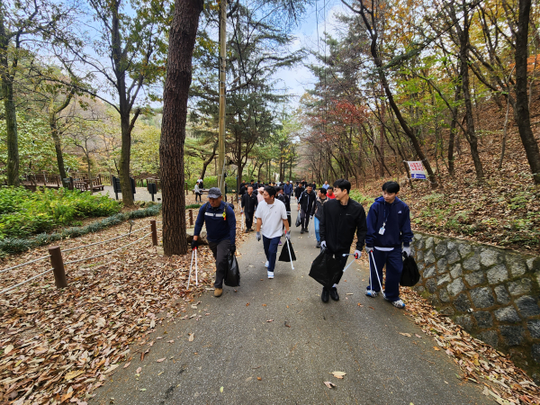본격적인 단풍철을 맞아 용봉산 자연환경 보호를 위한 플로깅 대회 개최 모습