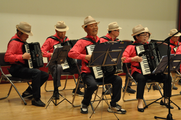 대덕구 평생학습 동아리가 신탄진도서관에서 열린 성과공유회에서 공연을 하고 있다.