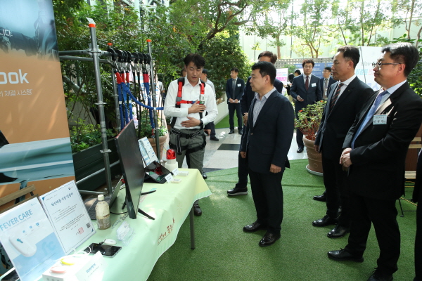 문화제 첫날인 11월 2일 윤석대 사장이(사진의 가운데) 스마트 안전장비 전시부스를 방문하여 기술에 대한 설명을 듣고 있다.