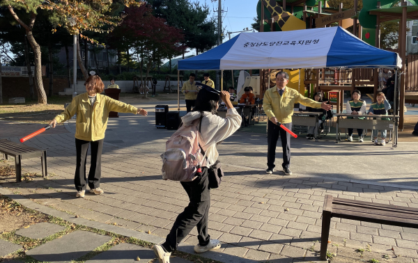 2일 열린 지진대피 훈련에서 학생들의 대피를 유도하고 있는 김지철 교육감