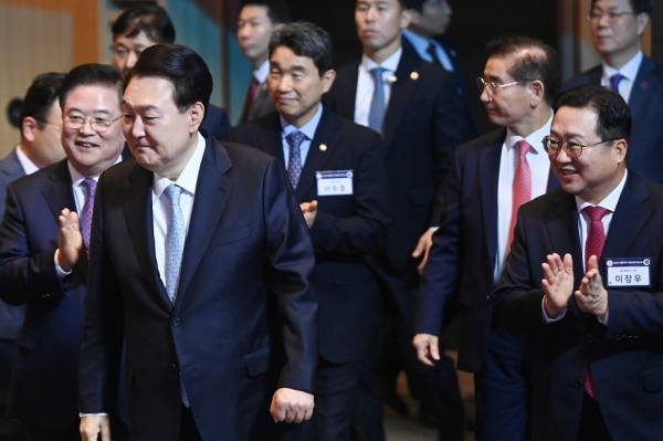 윤석열 대통령과 이장우 대전시장이 2일 지방시대 엑스포 행사장으로 입장하고 있다. (대전충남사진기자협회 제공)