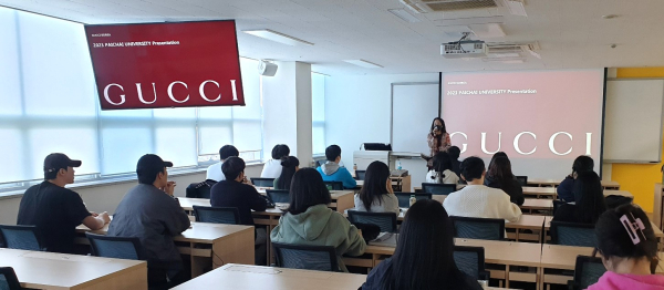 지난 2일 세계적 패션 브랜드 구찌와 디올 채용설명회를 연 가운데 기업 인사담당자가 채용 과정을 학생들에게 설명하고 있다