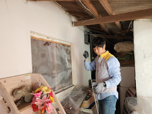 방풍막을 설치하고 있는 당진발전본부 직원