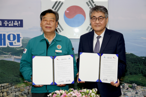 3일 군청 소회의실에서 열린 협약식 모습(사진 왼쪽부터 가세로 군수, 안순철 총장)