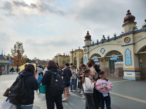 지난 3일 용인 에버랜드에서 진행한 '한부모가족 문화체험 활동' 모습