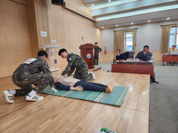 지난 3일 한밭대학교 제5회 심폐소생술 경연대회에 참가한 학생들이 실제 상황을 가정하고 심폐소생술 진행 모습