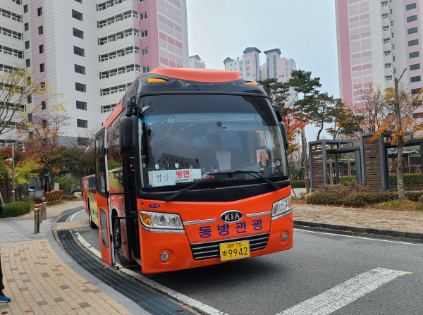 지난 4일 영구임대주택 행복아파트 입주민 대상 전라남도 영광 백수 해안도로와 백제문화 도래지 나들이 행사차량