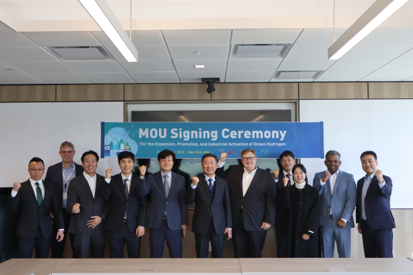 지난 3일(현지 기준) 미국 뉴욕에서 그린수소 확대 보급 및 산업 활성화를 위한 업무협약을 체결하고 정병훈 한국수자원공사 수자원환경부문장(사진 가운데)과 관계자들이 이를 기념하고 있다.