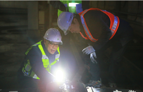 대전교통공사 연규양 사장(사진 오른쪽)이 재난상황에 대비하여 터널 내 시설물을 점검하고 있다.