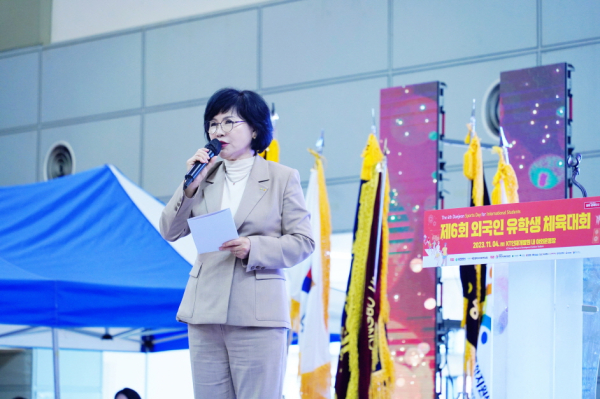 ‘제6회 외국인 유학생 체육대회’에서 인사말하는 김인식 원장