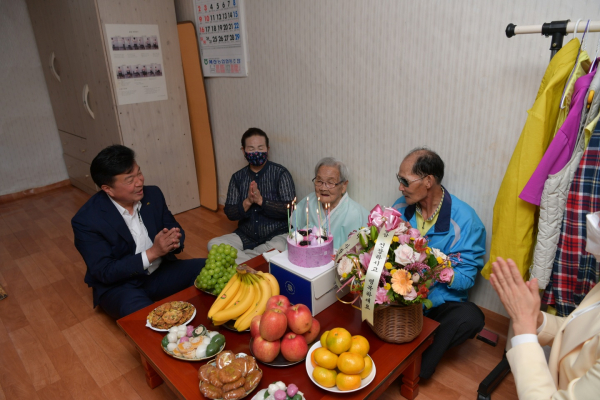 최재구 예산군수 최고령자 방문 사진