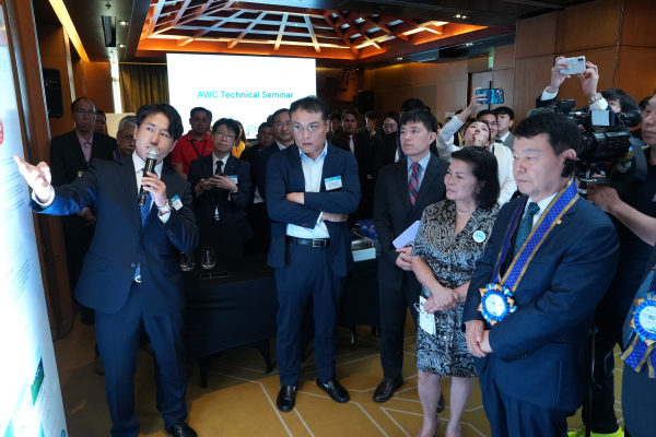 아시아물위원회 제19차 이사회와 연계하여 개최된 물 기업 전시회 및 물 관리 기술 세미나에서 윤석대 사장(사진의 오른쪽)을 포함한 주요 참석자들이 기업별 제품 및 기술에 대한 설명을 청취하고 있다.