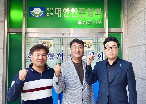 사본 -7일 ( 글바페 ‘성공’ 숨은 공신 김영찬 한돈협회 홍성군지부장)_왼쪽 김찬호 사무국장, 가운데 김영찬 홍성군지부장, 오른쪽 이정윤 의원
