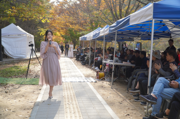 제5회 한밭대학교 수통골 문화축제 프로그램 중 하나인 ‘수통골 숲속 콘서트’ 공연을 지역민들이 함께 즐기고 있다.