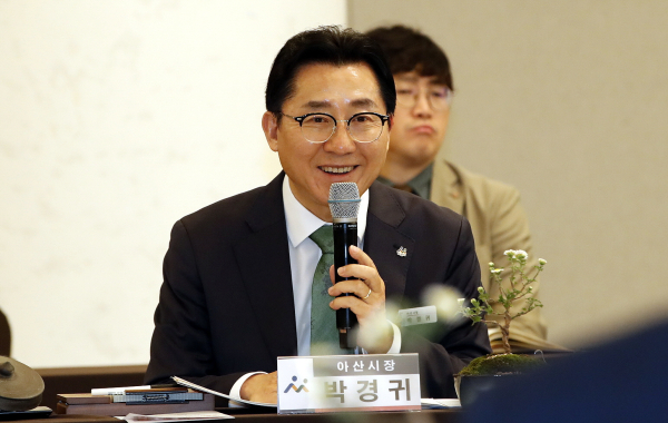 롯데리조트 부여에서 열린 민선 8기 2차년도 제2차 충청남도 시장·군수협의회 정기회의에서 박경귀 아산시장 발언 장면