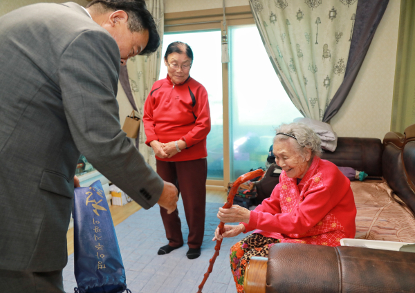 청려장 전달식 (대호지면 명OO)