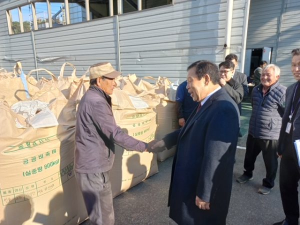 8일 전동면 소재 조치원농협 노장창고에서 진행된 공공비축미곡 매입 현장에 방문한 최민호 세종시장 