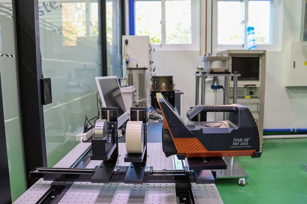 감마선을 이용해 벤토나이트 완충재의 품질을 실시간으로 측정할 수 있는 장치 (왼쪽부터) 저선량(규제치 이하) 감마선원, 완충재 블록, 방사선 계측기