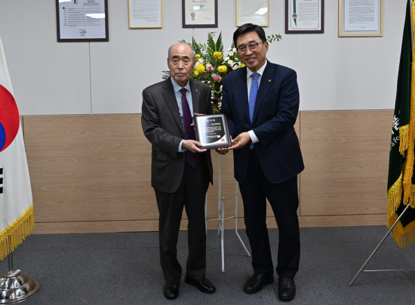 김춘진 한국농수산식품유통공사 사장(오른쪽), 이은덕 한국사랑나눔공동체 이사장