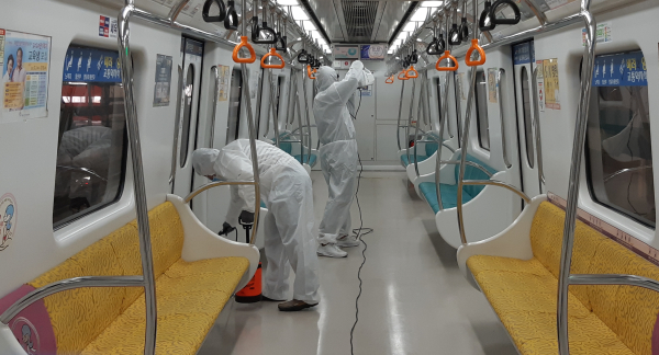 전문방역업체에서 전동차 내부를 소독중이다.