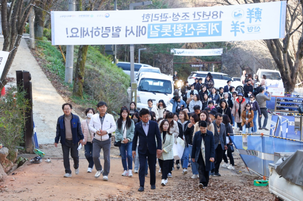 최충규 대덕구청장이 8일 ‘2023년 대덕구 보육인 한마음대회’에 참여한 보육인들과 ‘보육인 치유 여행’의 일환으로 계족산을 오르고 있다.