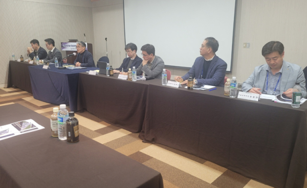 토론자(왼쪽부터 국가철도공단 김윤양 충청본부장, 한국공항공사 문순배 디지털트윈TF팀장, 국가철도공단 양근율 미래전략연구원장, 태성에스엔아이 김성훈 대표이사, 건설기술연구원 문현석 클러스터장, 한국철도기술연구원 김현기 박사, 국가철도공단 송창헌 기술정책부장)