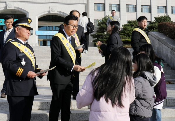 이영도 서장(좌)과 문성제 총장(우)이 마약 근절 전단지를 나눠주고 있다/선문대 제공
